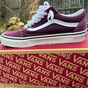 Vans Old Skool in Grape Suede/True White Trim
